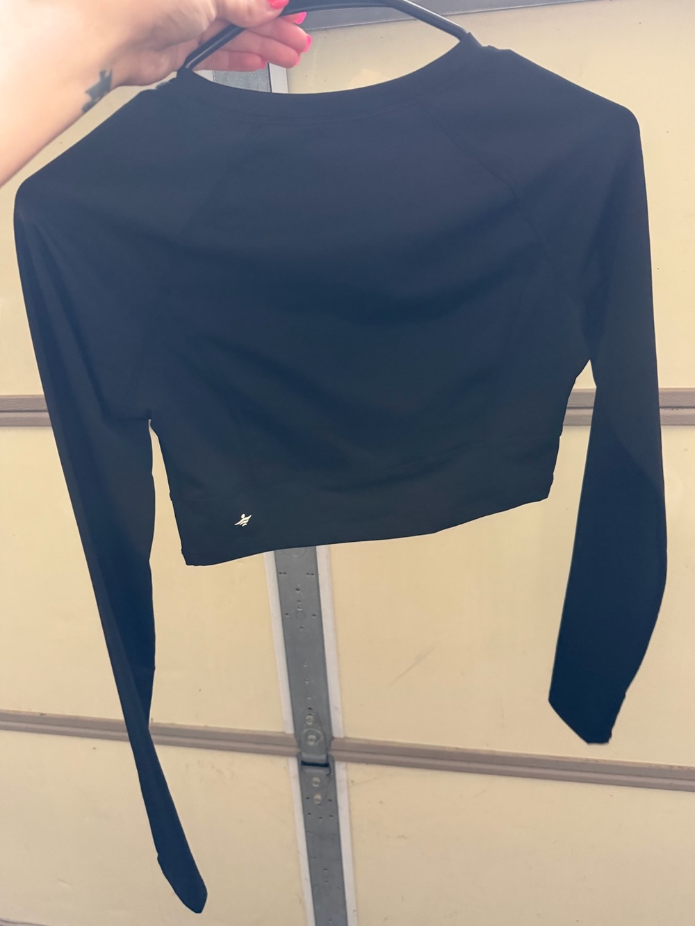Halara Women athletic crop top
size xs 
has thumb holes